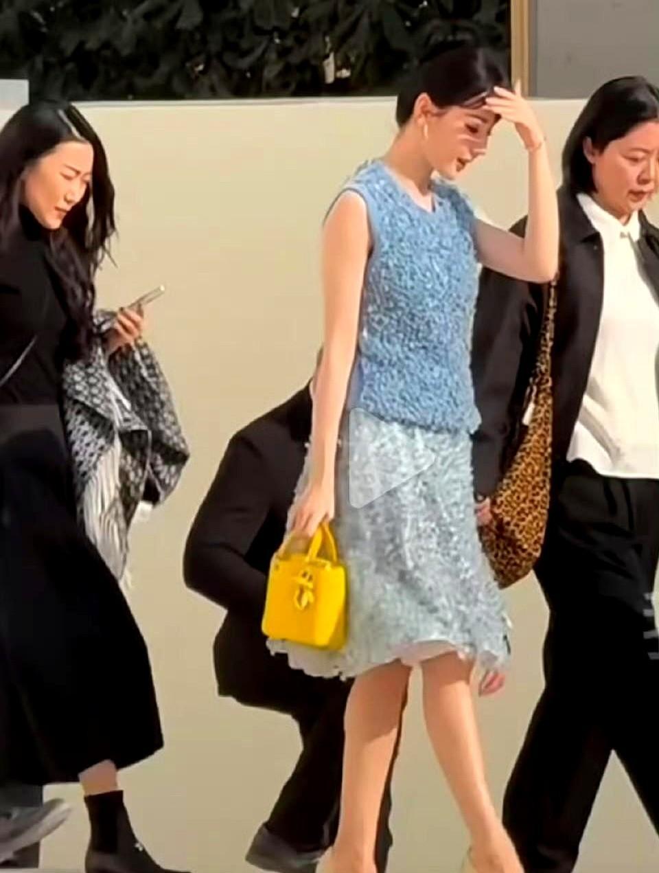 红毯断跟不是意外，是设计的代价。
9000块的鞋，跟子一断，人就跪了。
品牌说合
