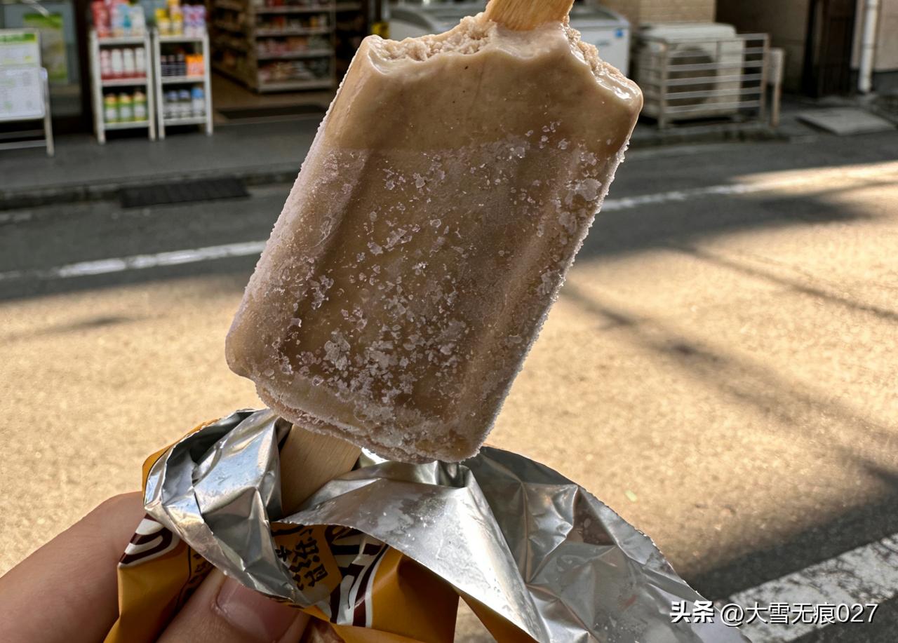 下班了，今天感觉有点躁！
走到楼下便利店买瓶水，看见冰柜里的冰棍，顺手拿了一根。