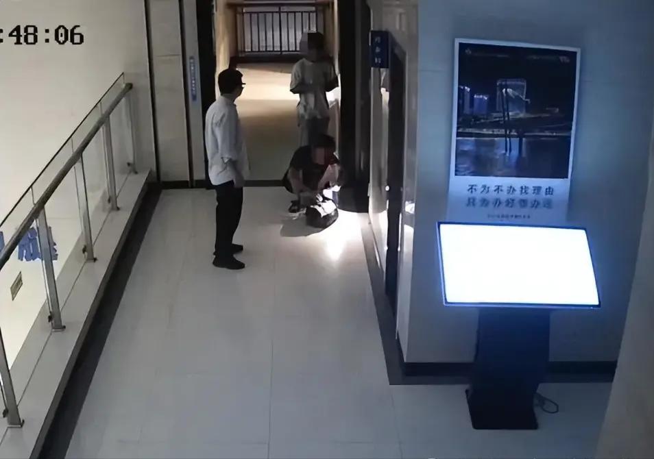 “胆子也太大了！”浙江衢州，两名小伙子带着诈骗定位装备，走进入政务大厅准备安装，