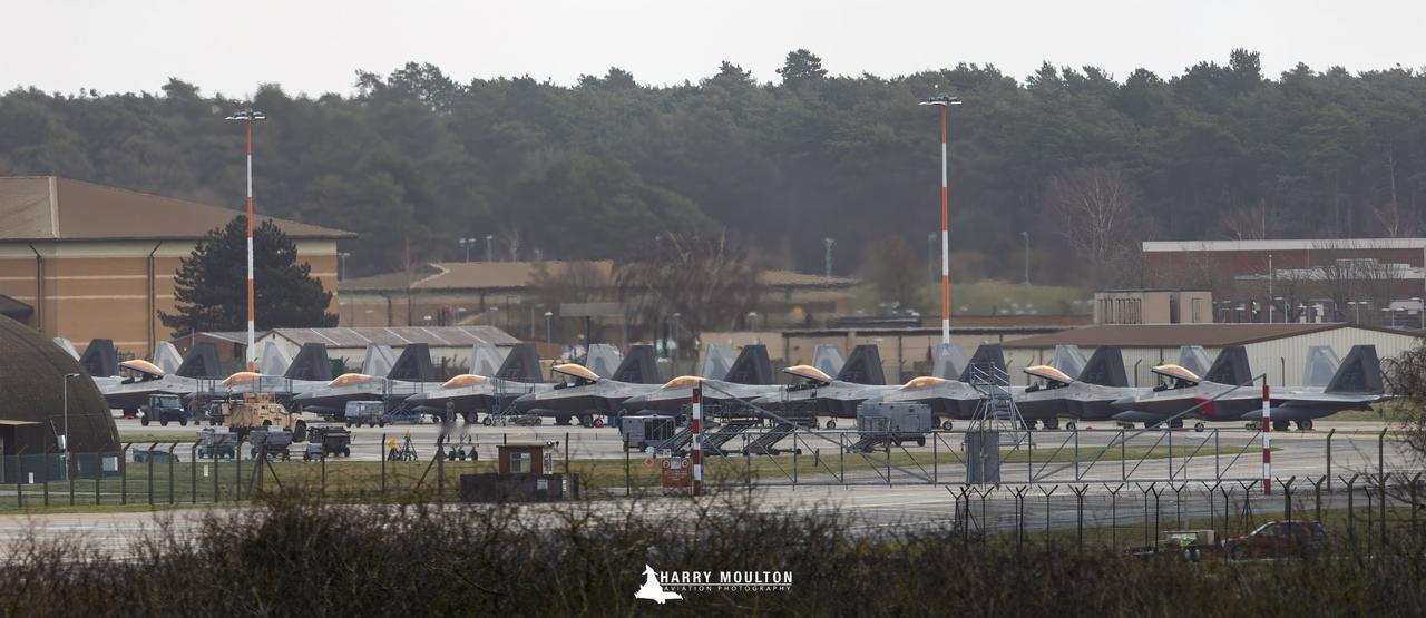 2月21日，美国空军第一战斗机联队的12架F-22“猛禽”战斗机停放在英国萨福克