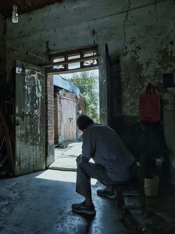 一个独居老人的生活有多难独居老人的难，藏在日常缝隙里：摔倒了无人扶，病了没人递水