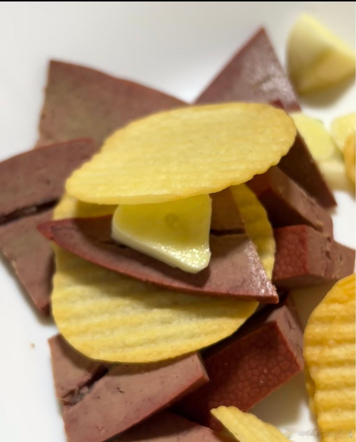 盒马茶香猪肝+乐事原味薯片+蒜片的神奇搭配，真的颠覆认知！谁想出来的！ 入口先是