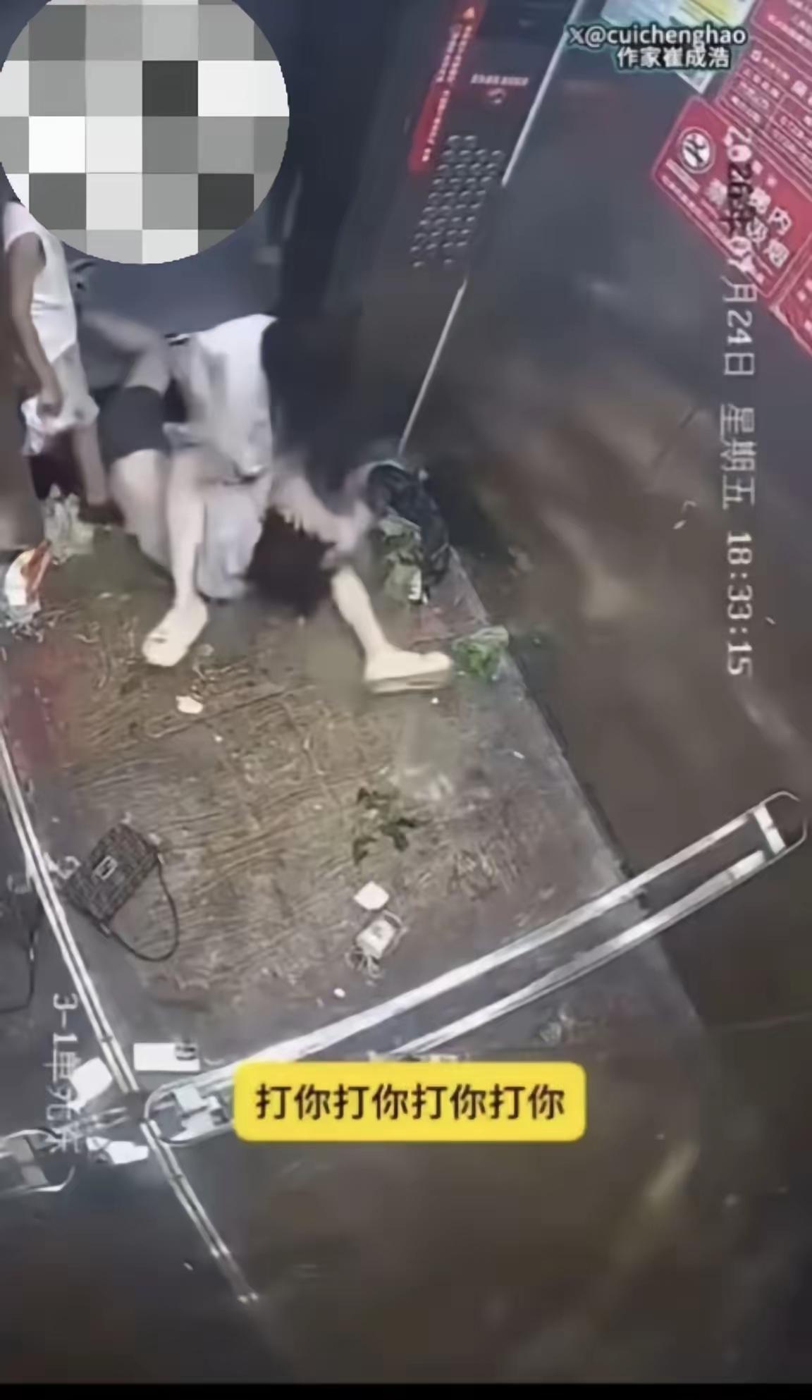 一个女孩提着垃圾进电梯，下到30层的时候，一个男娃正拿身体死死抵着电梯门，等他妈