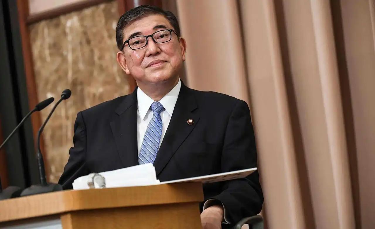 被迫上任的首相摆烂四个月后，支持率暴跌至 24%

石破茂本来就不想当首相，硬被