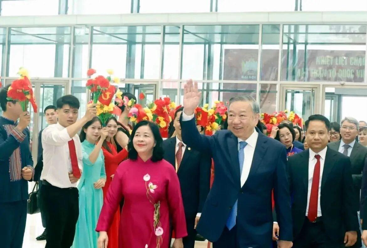 风光无限！裴氏明怀真是可以，再次当选越南祖国阵线主席。

实际上，裴氏是越南政坛