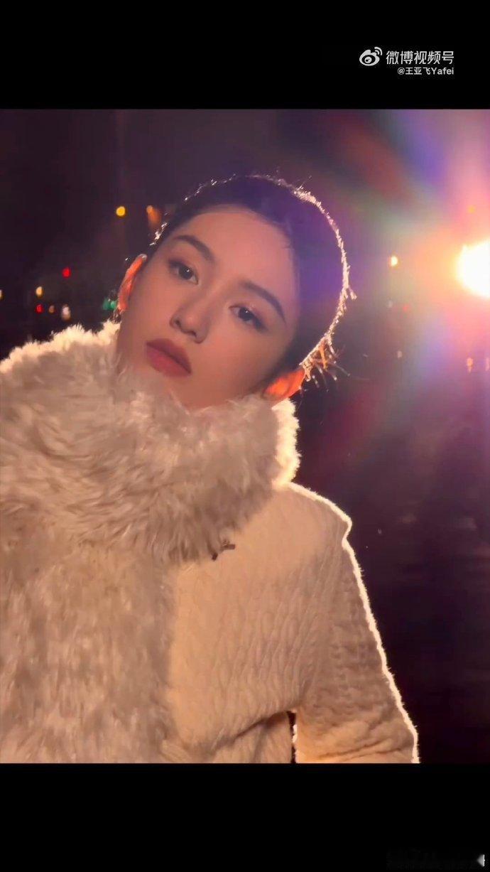 王亚飞给周也化巴黎春天妆 神仙化妆师王亚飞上线！给周也化的巴黎春天妆造，适配度满