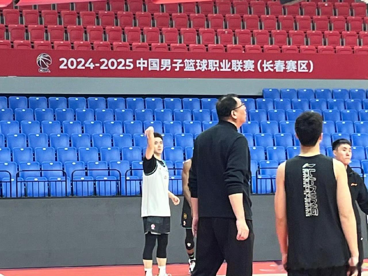 继伟上午和辽宁队在长春踩场训练 