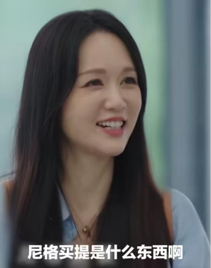 撒贝宁：“乔恩，我不问那么复杂的问题了，他是谁？”

撒贝宁边说边用手指着杨帆。