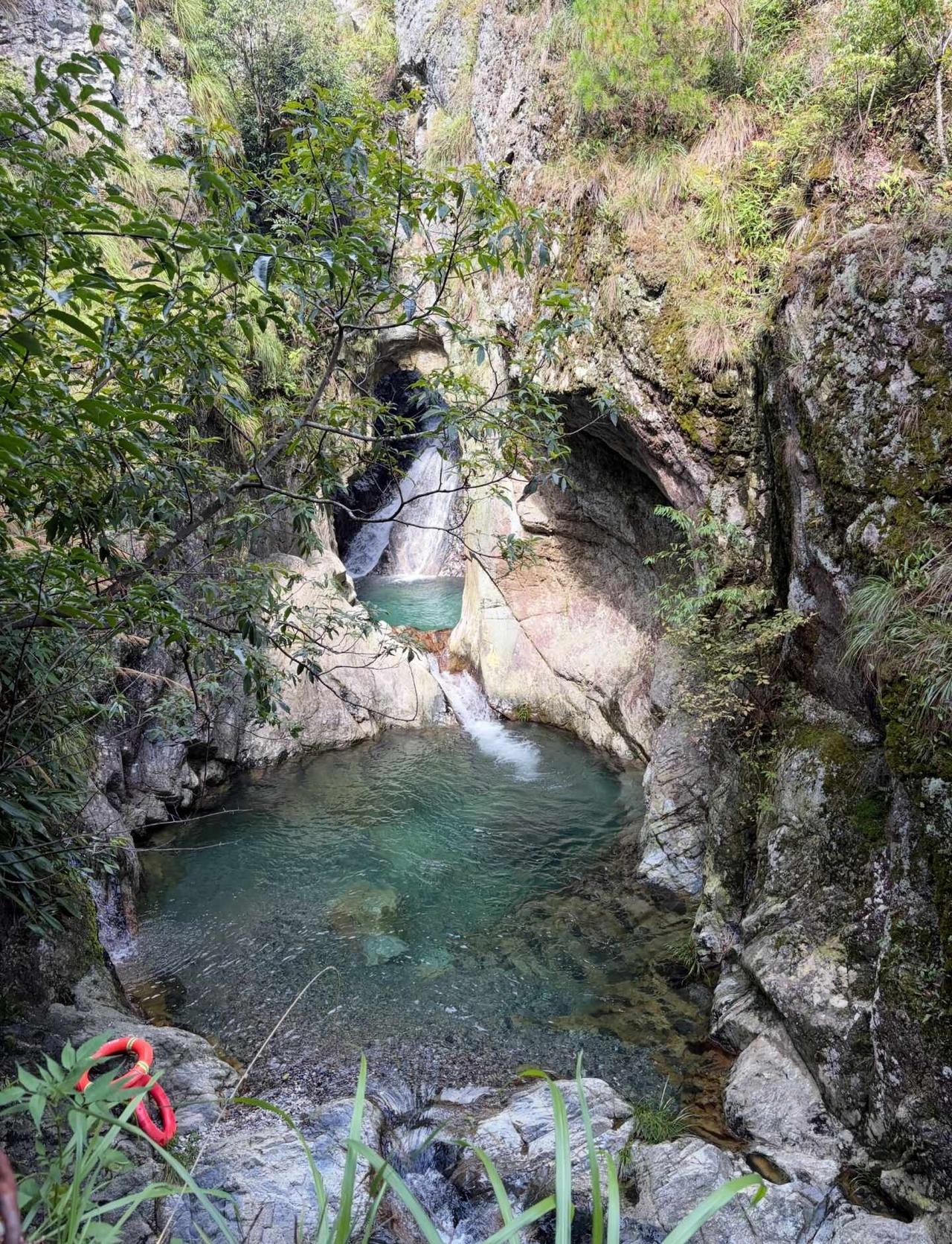 闯入无人玻璃水秘境
整片山野被我们一家人承包，水实在是太清了👍真想天天泡水里[