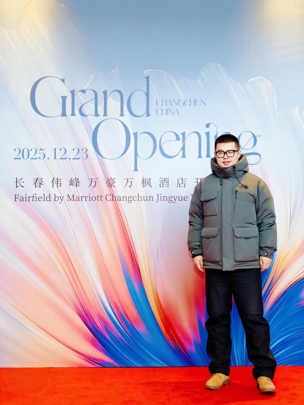 在这个银装素裹的烂漫时节
有幸见证长春伟峰万豪万枫酒店盛大启幕🎉

🏨光影交