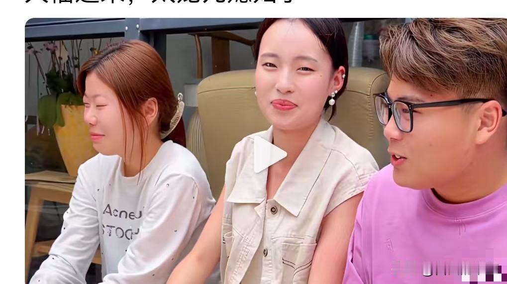 胖大哥家的儿媳妇是真好看
           胖大哥家的儿媳妇出镜了，挺好看的