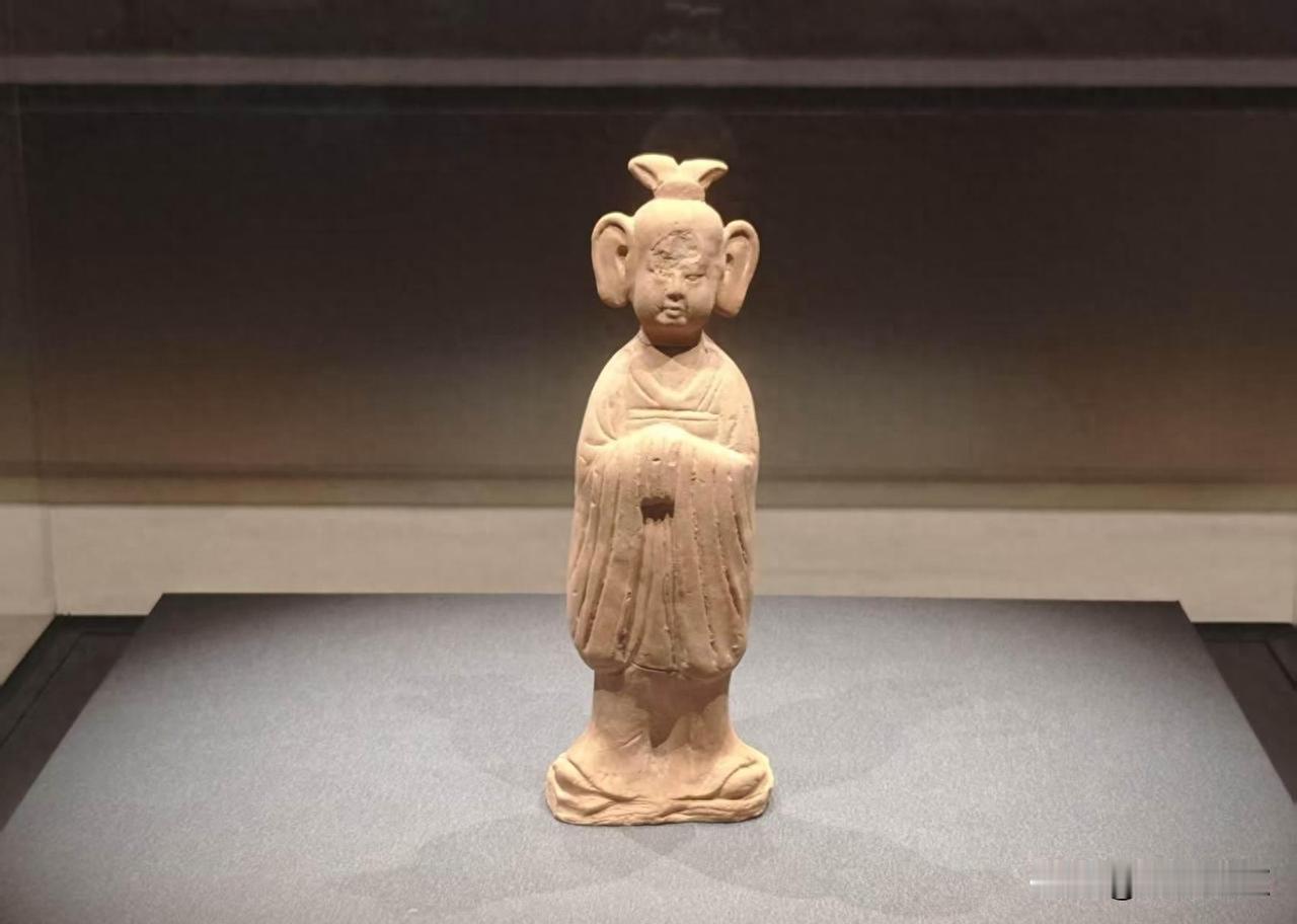 西安唐墓挖出“大耳朵”陶俑，竟改写了中国神仙史？
2026年，西安一座唐墓里挖出