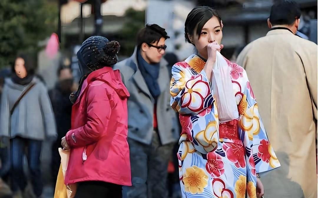 最近在北京街头。
能看到不少日本游客。

他们提着大包小包。
在同仁堂选购中药材