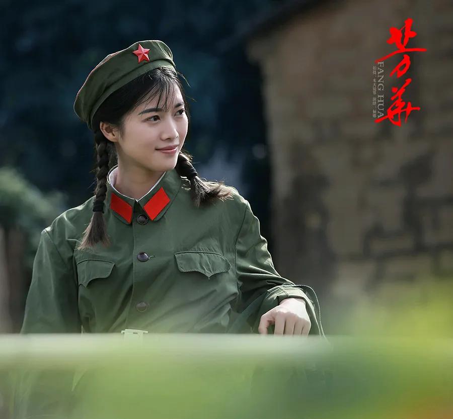 青春信念
青春岁月若流星，璀璨划过长空明。
困境幽深寻径路，时光荏苒绽芳华。
人