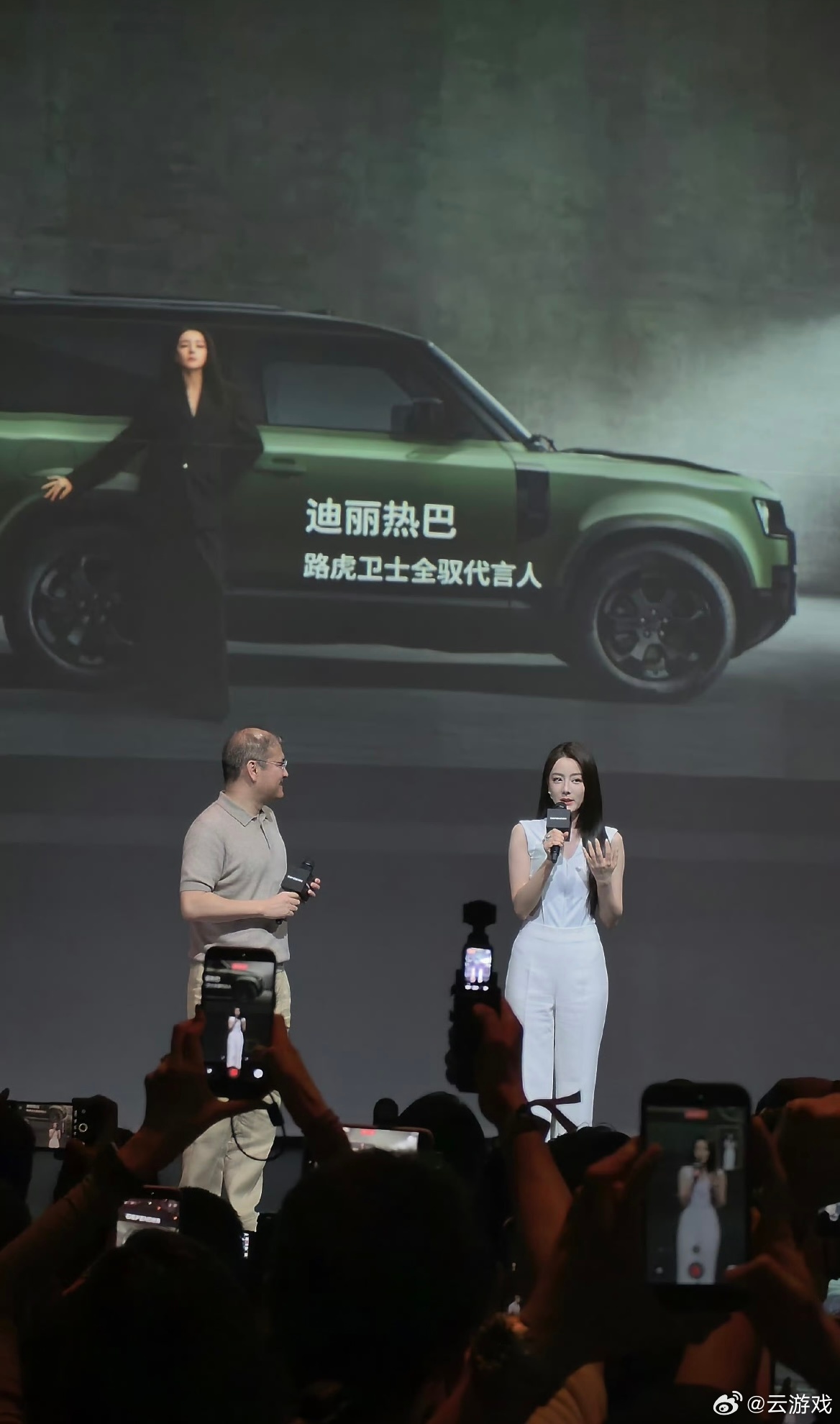 迪丽热巴 路虎卫士一身简约白西装亮相路虎卫士发布会，迪丽热巴状态绝佳。明艳大气的
