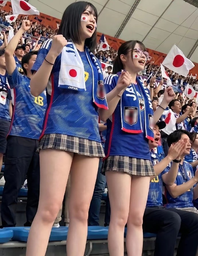 世界杯，日本输球出局。赛后日本女球迷久久不愿离去！