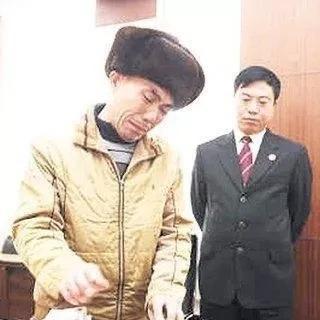 1991年，胥敬祥是河南鹿邑县一个老实本分的农民。就因为在酒桌上脱了件外套，露出
