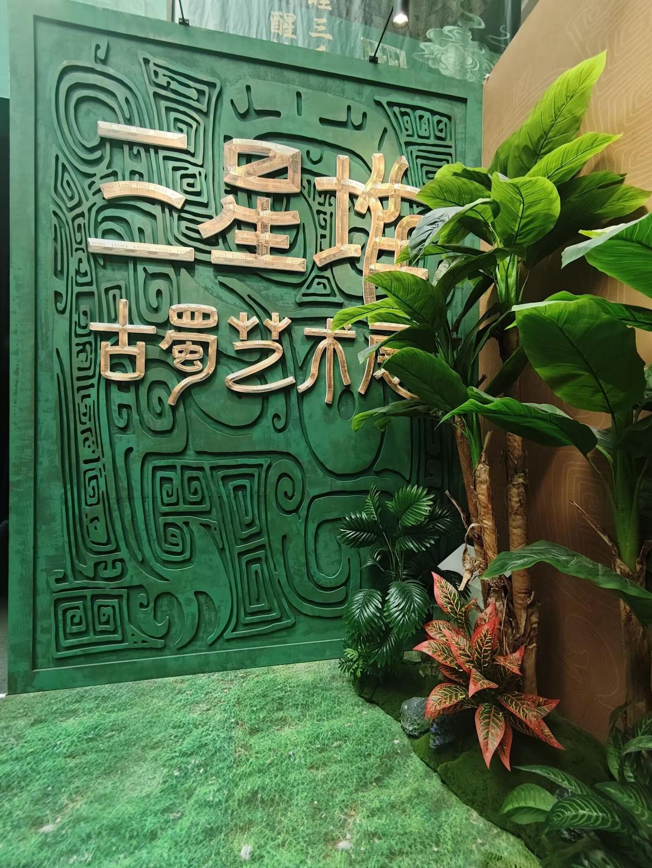 秋天稻田铺开了丰收的模样，饱满的稻谷压弯了稻杆，谦逊的垂着头，风一吹，立马掀起金