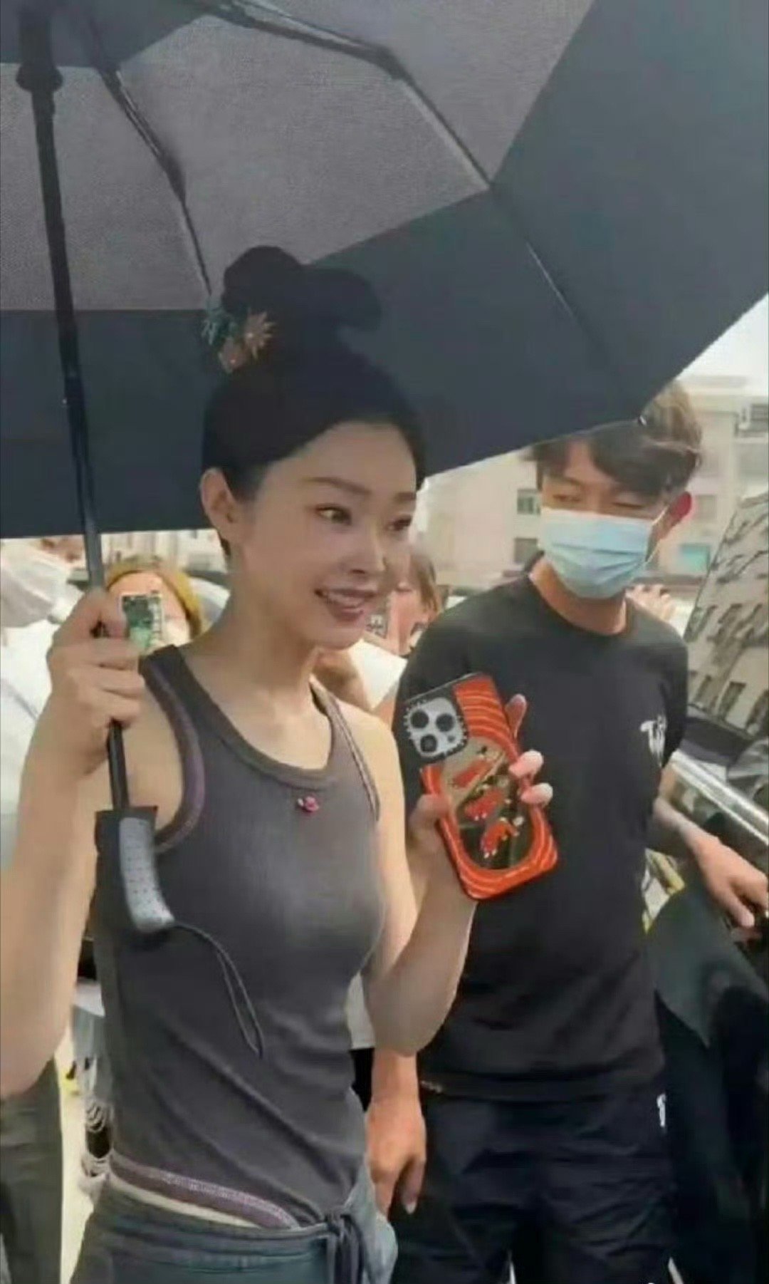 宋轶这种衣服上厕所是怎么解决的？ ​​​