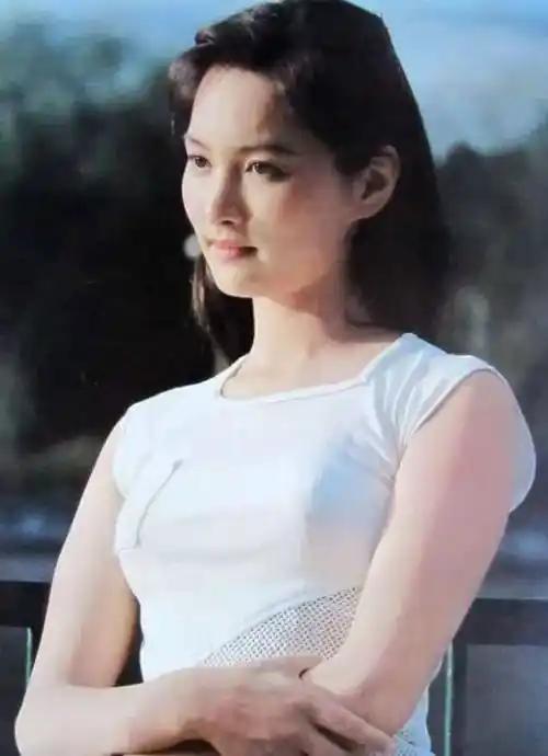 女人，疯狂起来，谁都管不住!
上个世纪80年代，我们村有一个女的，她长着一双丹凤