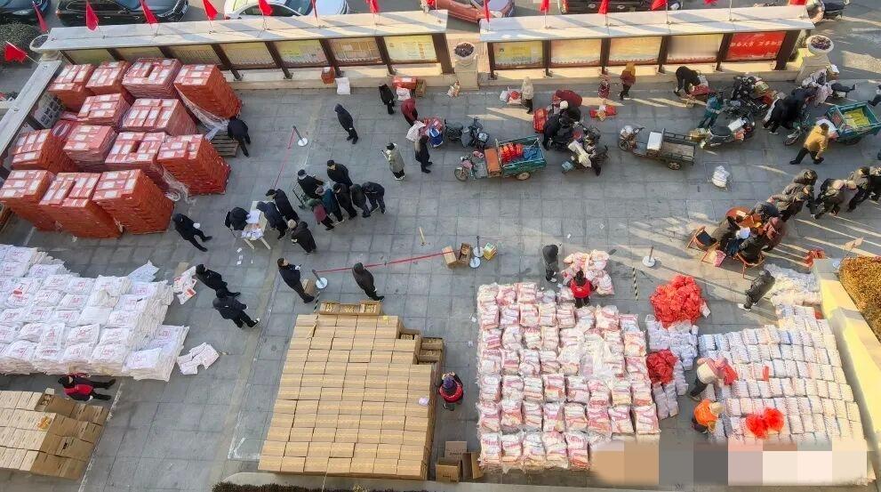 冬日生活打卡季近日，青岛市城阳区城阳街道东旺疃社区为社区居民发放了丰盛的年货！有