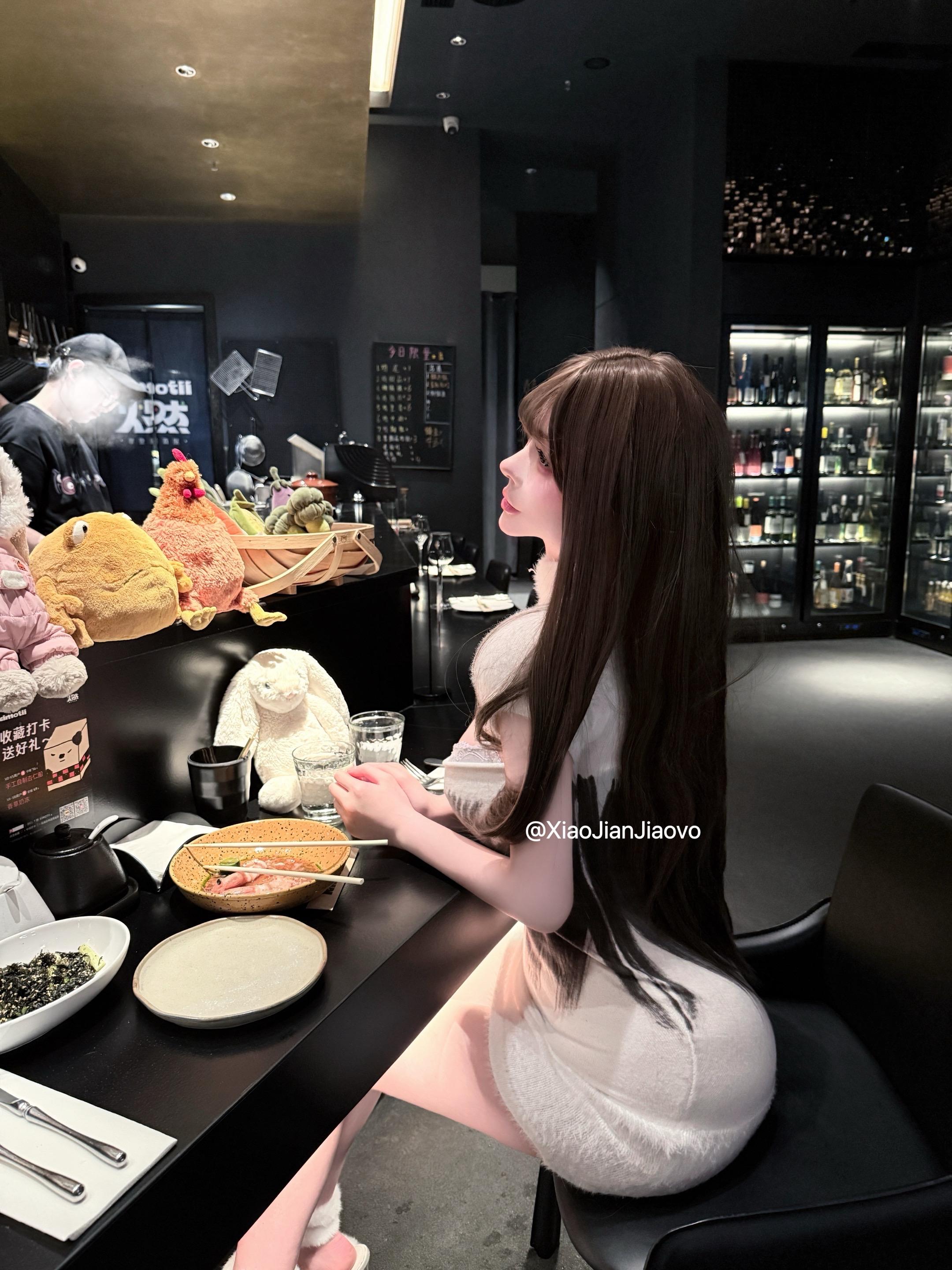 我只是个爱吃美食爱打瓦的小女孩