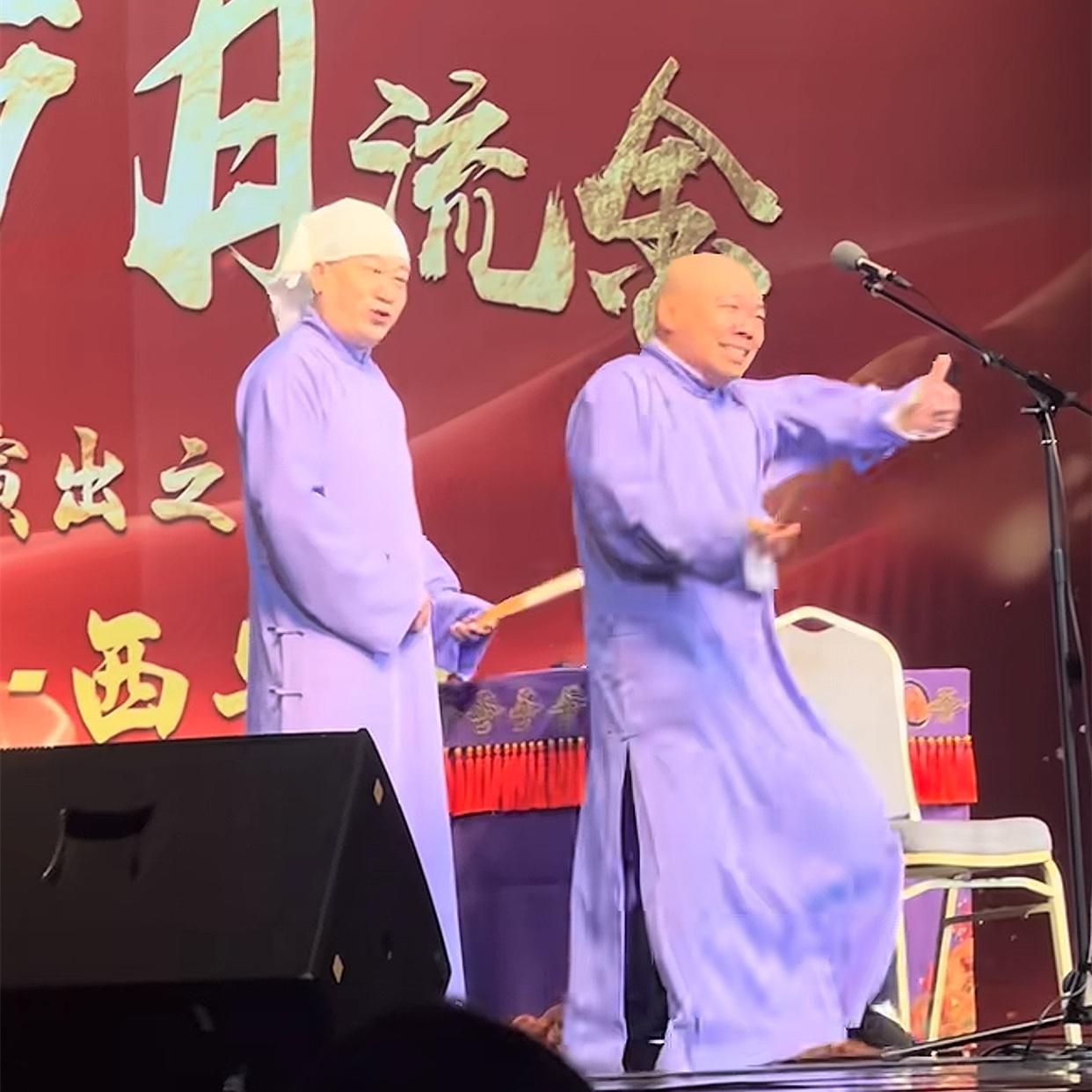 郎鹤炎西安演出挑战网络热门动作，动作呆萌引观众爆笑，给张鹤伦伴舞又惊艳全场！德云