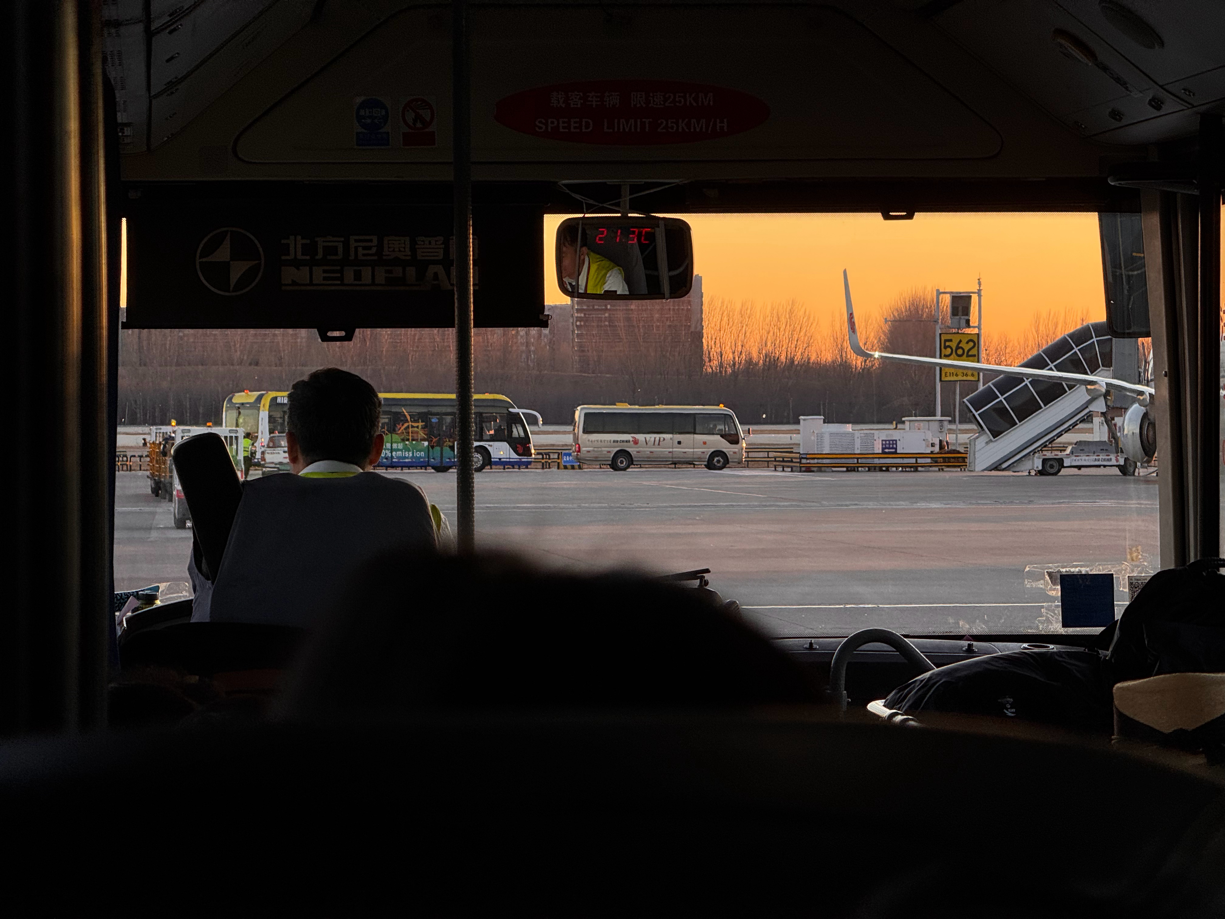 坐在摆渡车上想到的：法航给头等舱乘客用卡宴摆渡，不知道国内哪家车企能把三大航的接