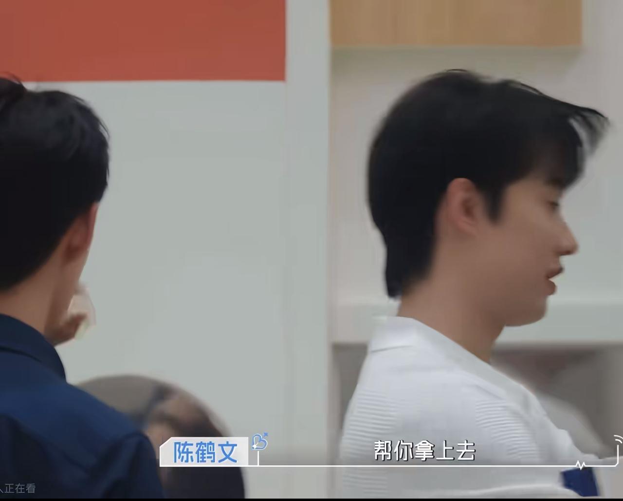 心动的信号名场面！陈鹤文抢着帮新女嘉宾提行李，沙玥儿当场气炸。
《心动的信号9》
