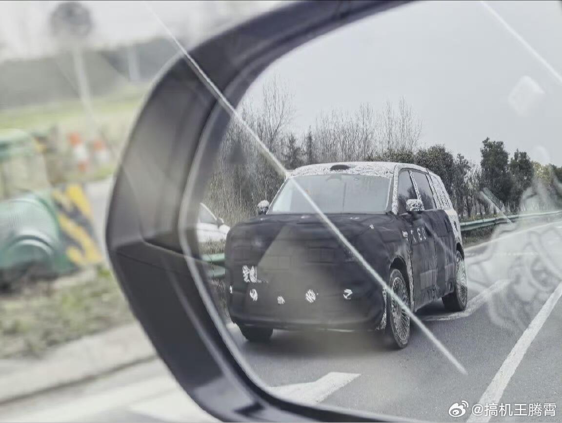 正在路测的小米YU9尾部伪装已经去掉了，可以看到更多细节，看起来像是竖状尾灯，尾