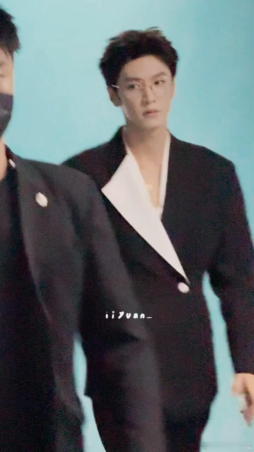 陈哲远这张脸帅成啥了追剧团变尖叫团！陈哲远这颜值是真实存在的吗？老公快扶我起来！