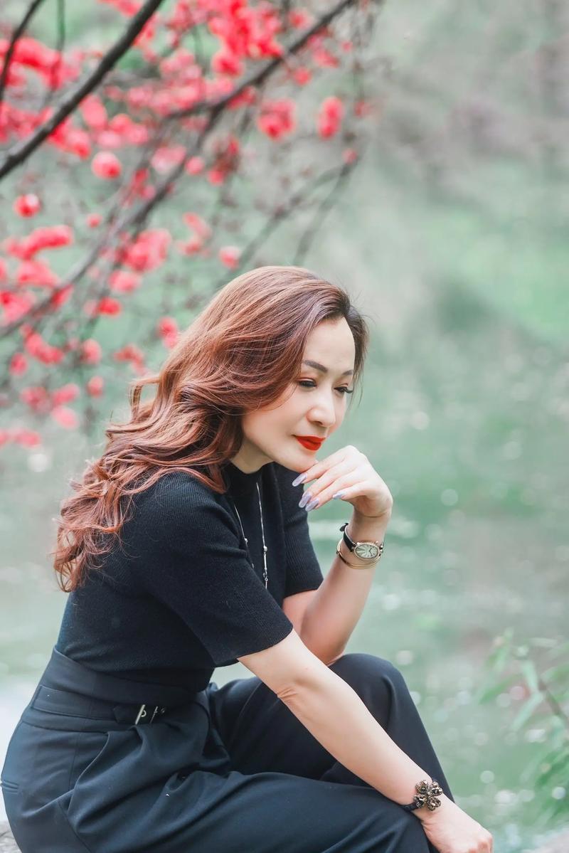 女人最重要的是美貌还是人品？我站人品。美貌确实有它的优势，好看的女人更容易在第一