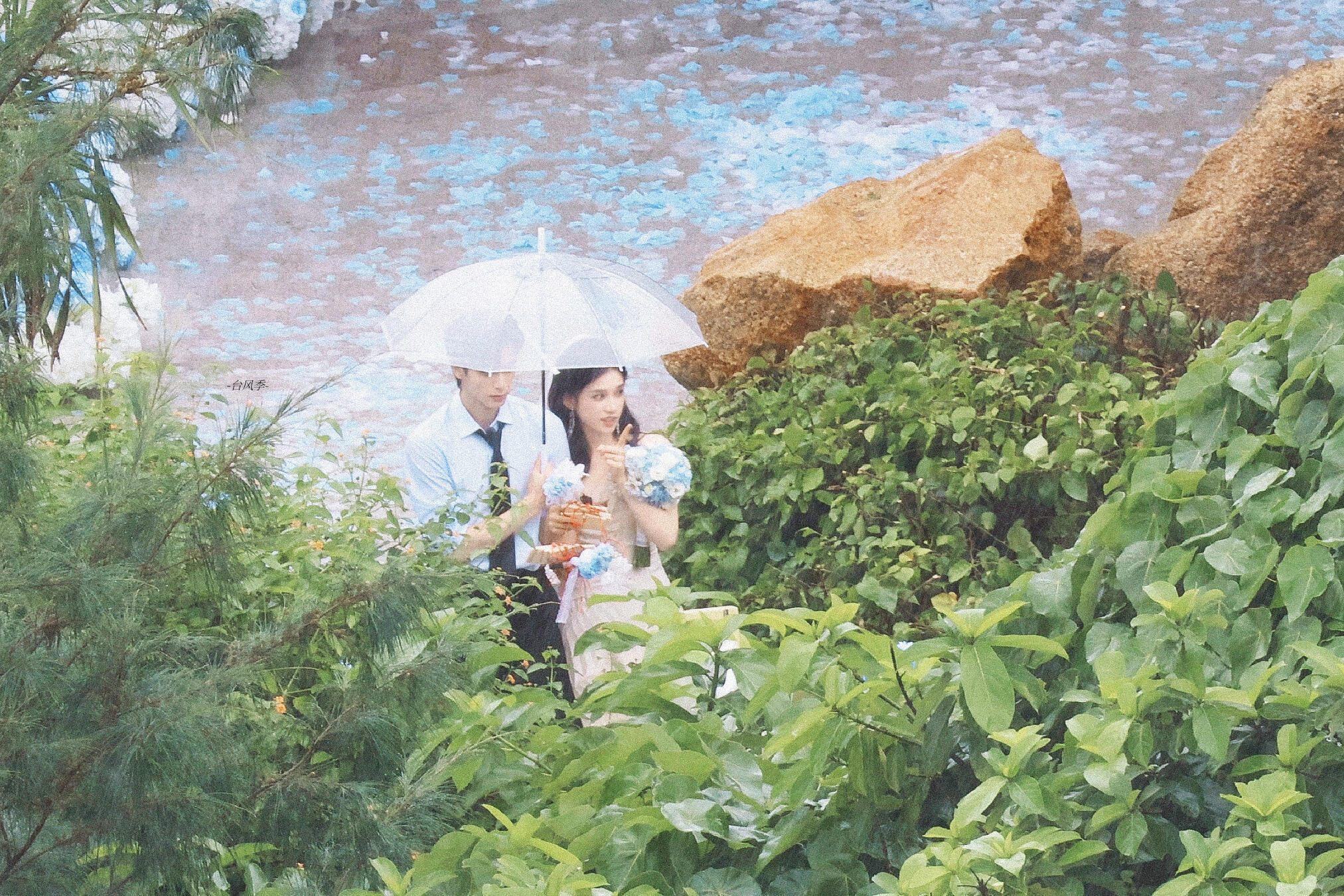 野狗骨头番外雨中婚礼 雨中婚礼没有宾客满堂，但蓝白鲜花和雨水已经足够。誓词里说的