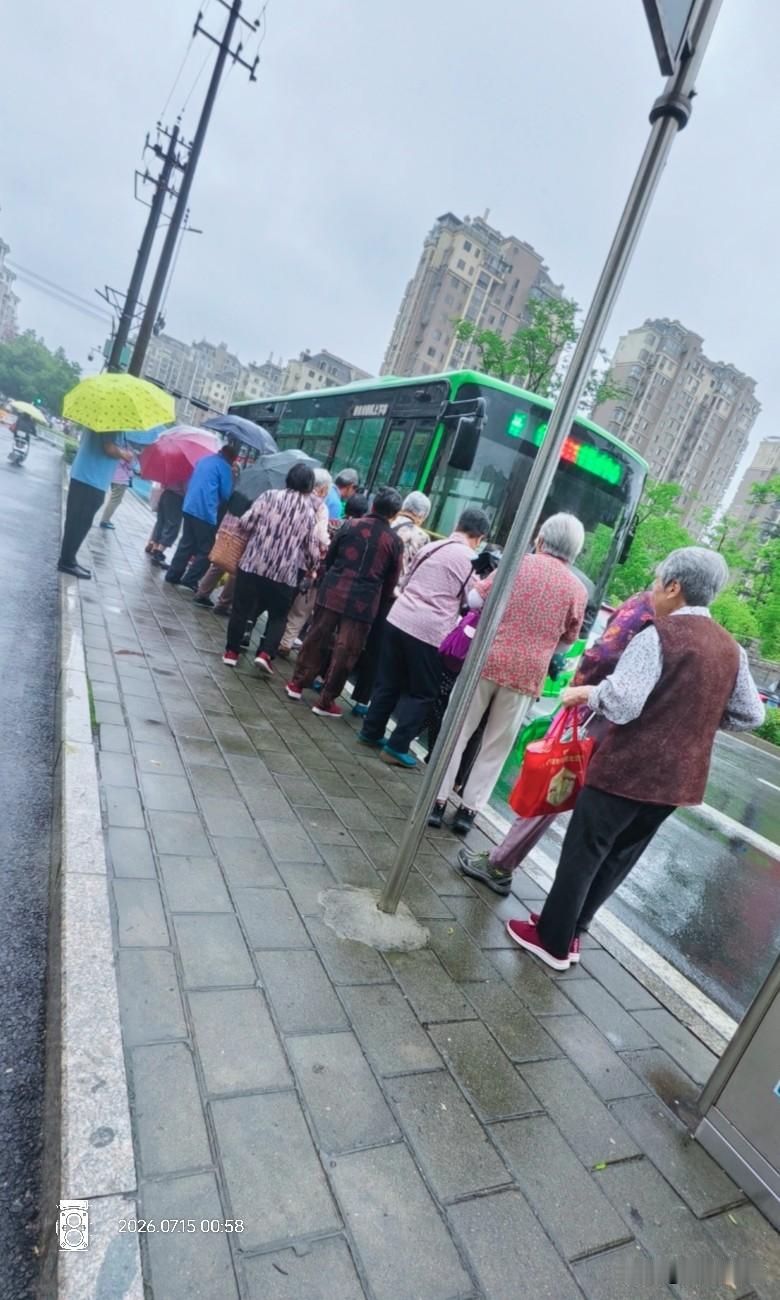 公交出行无疑成了老年人最为热衷的出行方式。
绿色环保、安全免费、方便准时，这些是