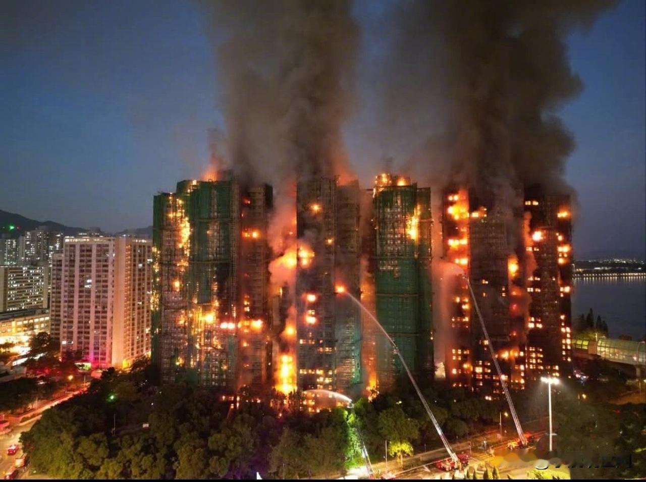 香港大埔发生致命大火，一个正在进行大维修的居民区多栋大楼起火，造成至少13人死亡