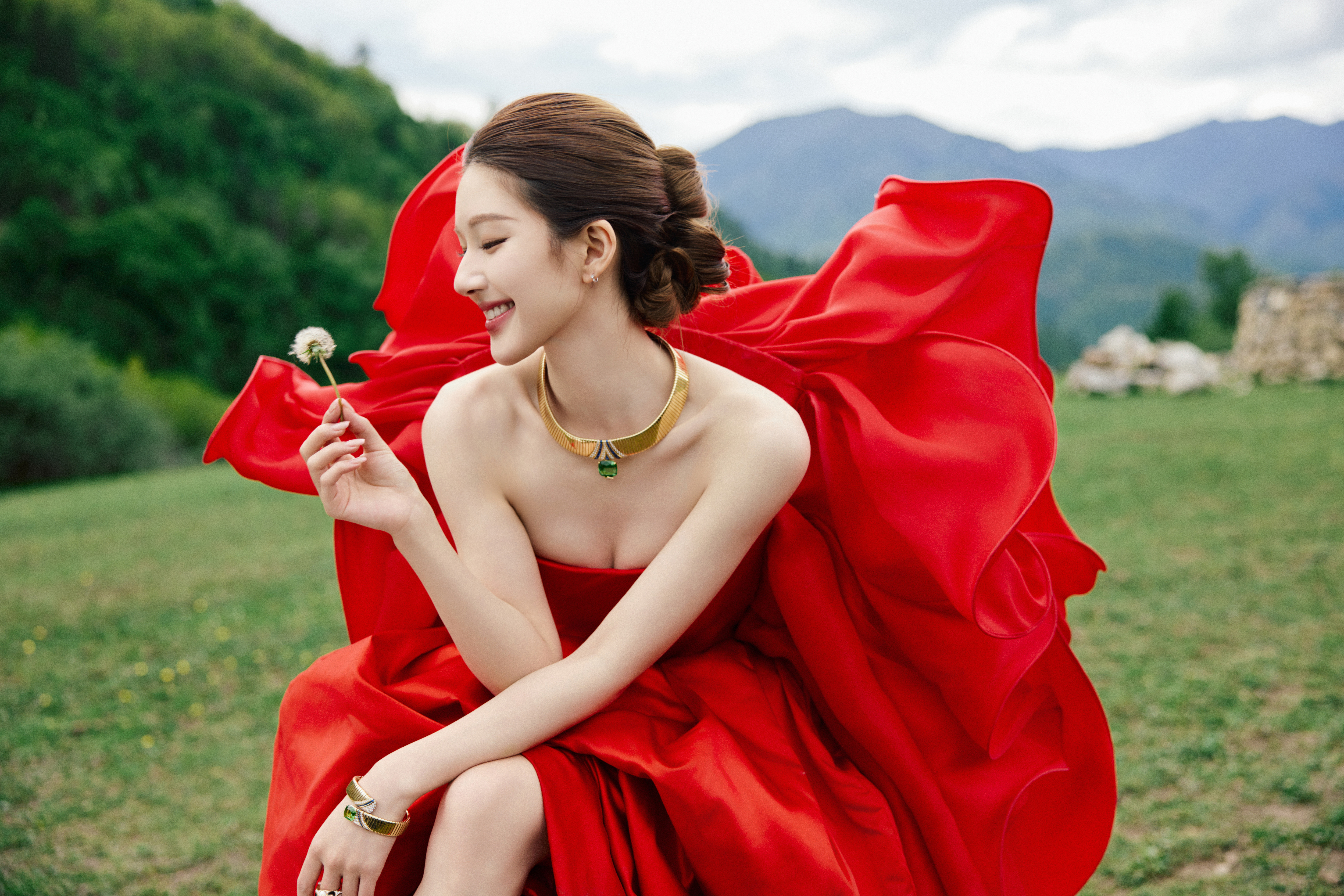 赵露思穿上这套Stéphane Rolland 高定礼服可太美了！裙身以大量立体