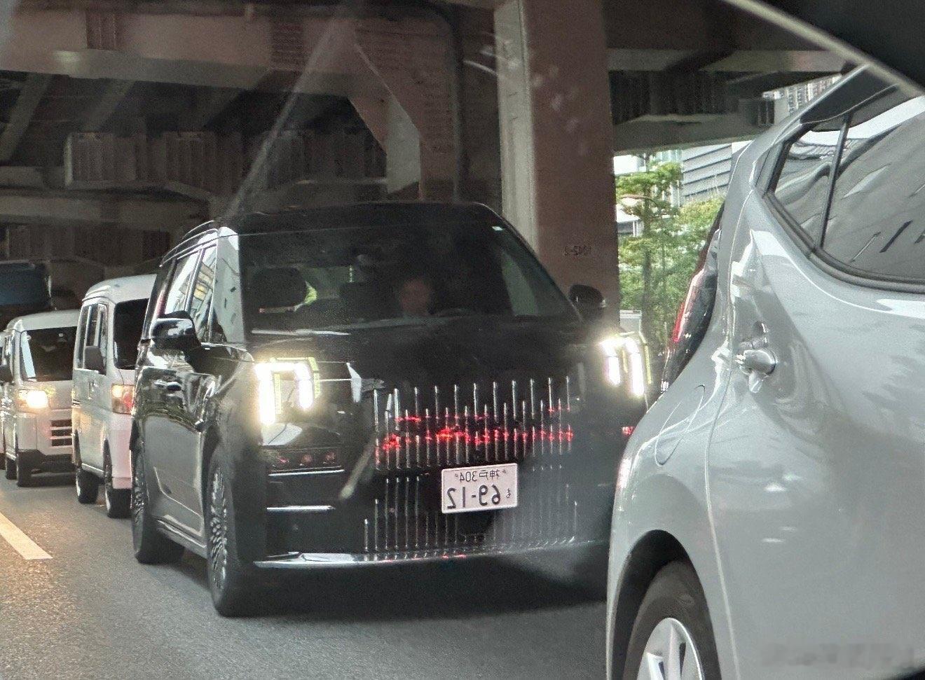 一台神户牌照的极氪009出现在日本街头，标志着极氪正式登陆日本更进一步。极氪[超