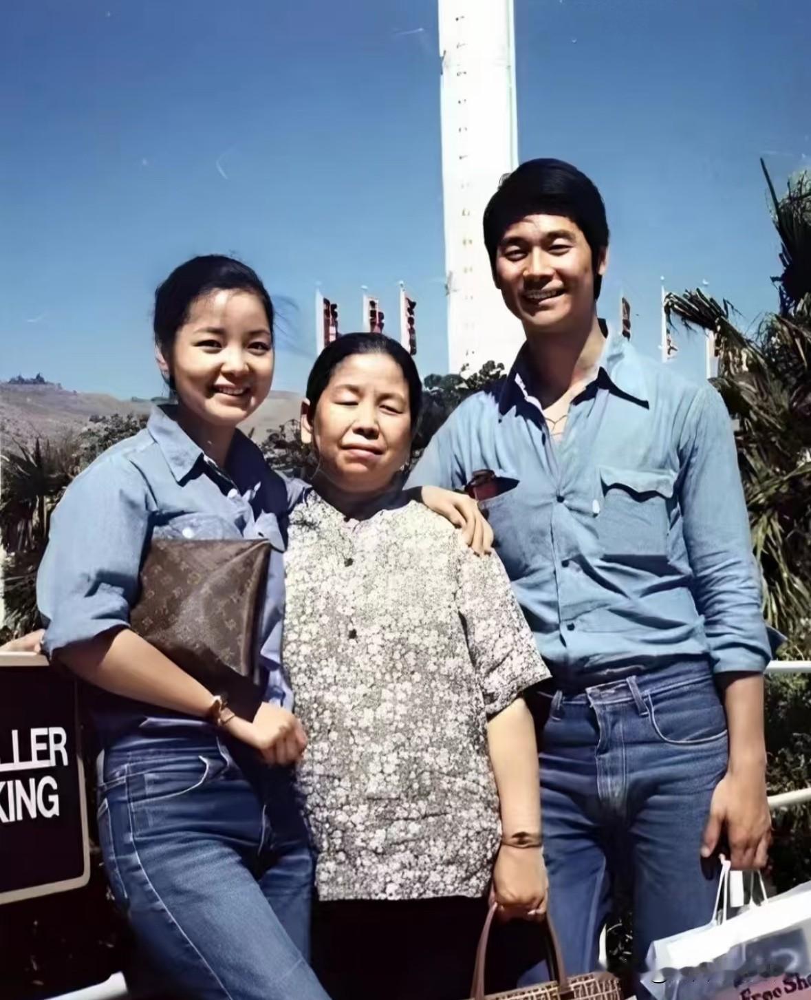 1978年，邓丽君与妈妈赵素桂、哥哥邓长富在洛杉矶合影，这一年邓丽君25岁。