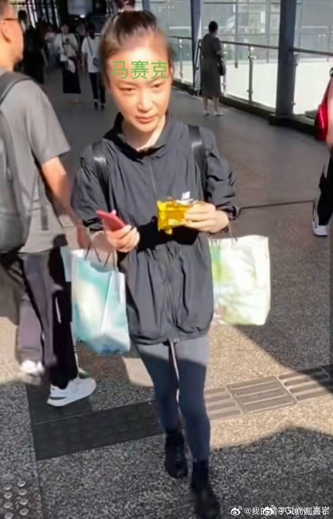女孩截图假付款区区几块钱肠粉，拿旧支付截图蒙骗摊主，确实是太难评了