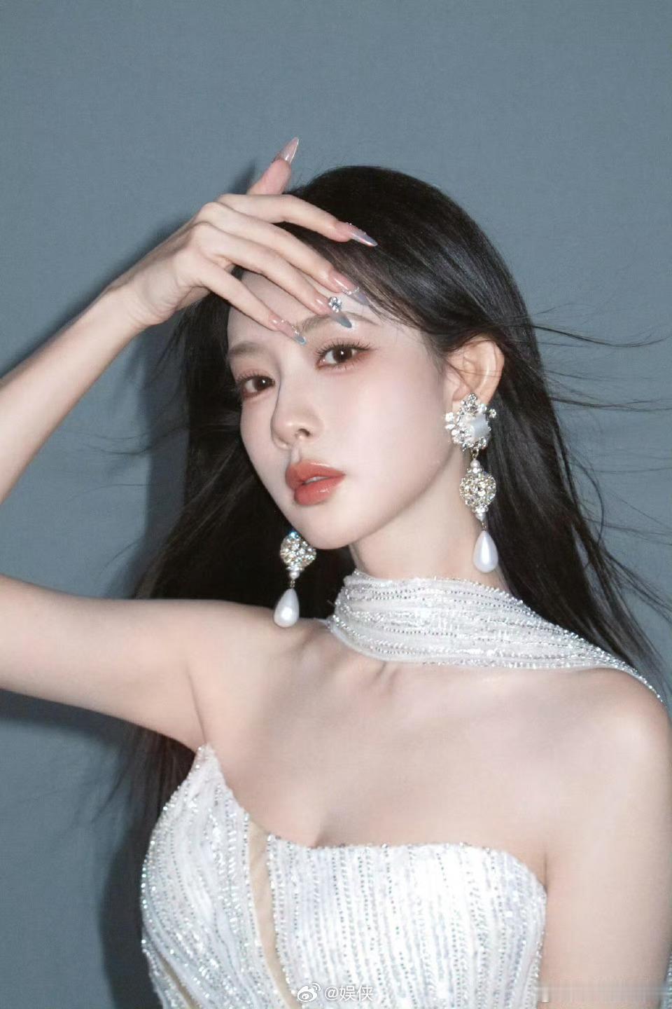 孟子义给粉丝发香包孟子义发香包孟子义好六上班暖心给粉丝派发香包，还贴心举着百花杀