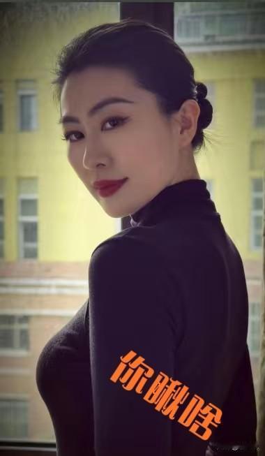 前阵子参加一场商务饭局，散席的时候，一位客户端着酒杯拍了拍我肩膀："小 X，下次