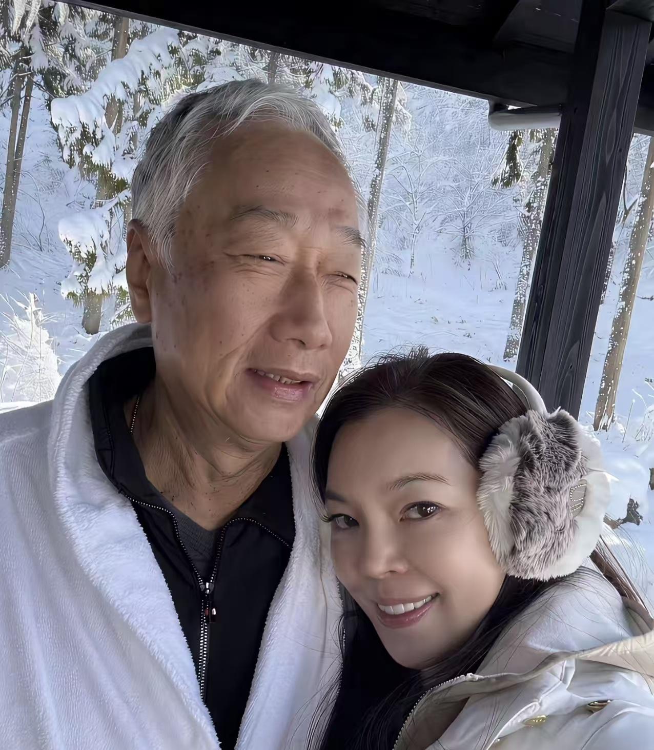 身价135亿美元的郭台铭75岁，现任妻子曾馨莹51岁。两人近日同框，郭台铭头发全