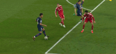 巴黎圣日耳曼2比0利物浦欧冠四分之一决赛首回合，巴黎坐镇王子公园球场迎战利物浦。