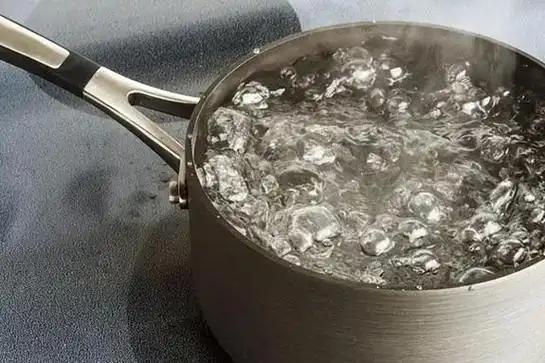 抛开剂量谈毒性，就是最大的耍流氓！所谓“千滚水致癌”，其实是一场利用大众恐惧的集