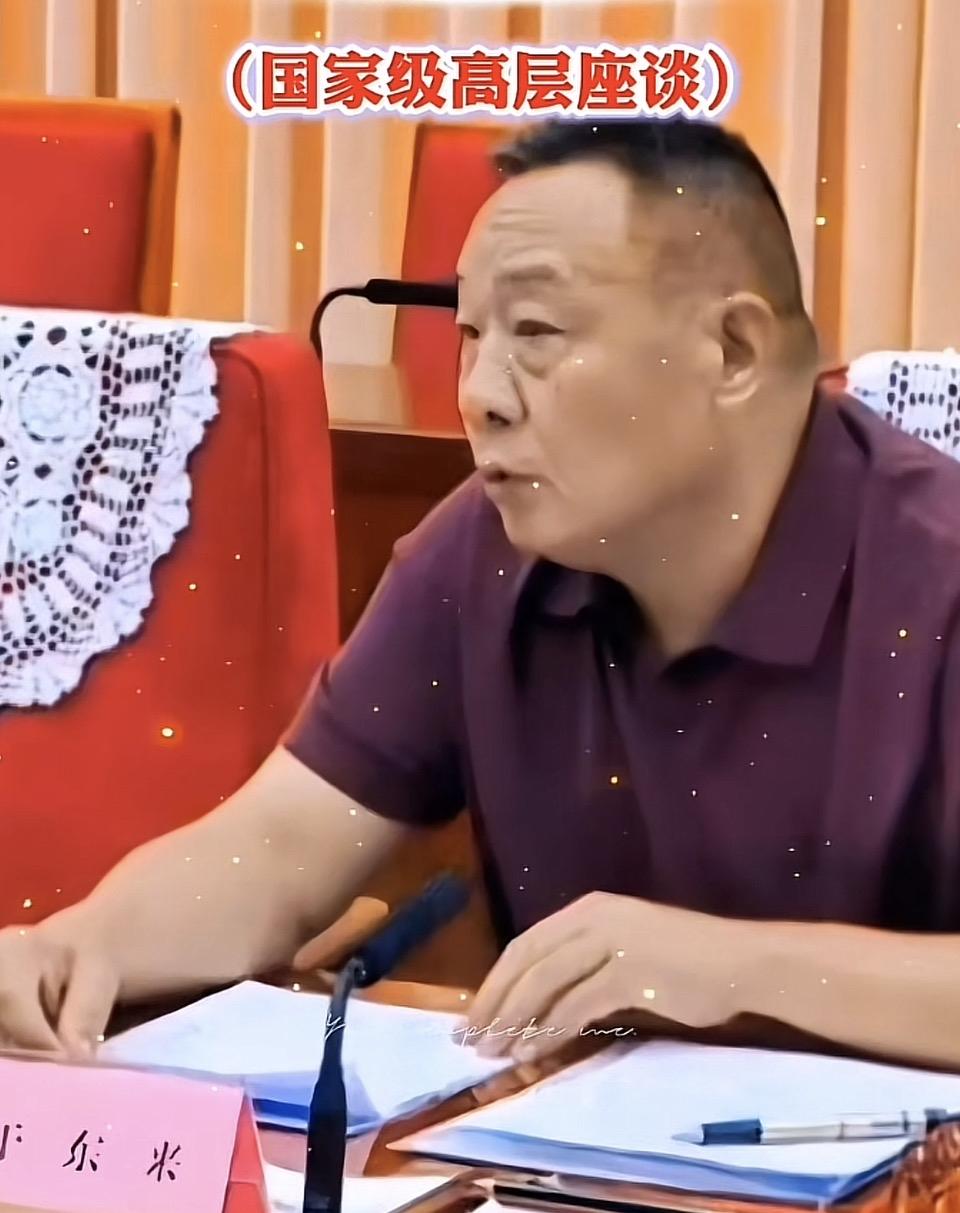 “国家级高层座谈会，大咖齐聚一堂，共谋发展大计”📚👨‍💼