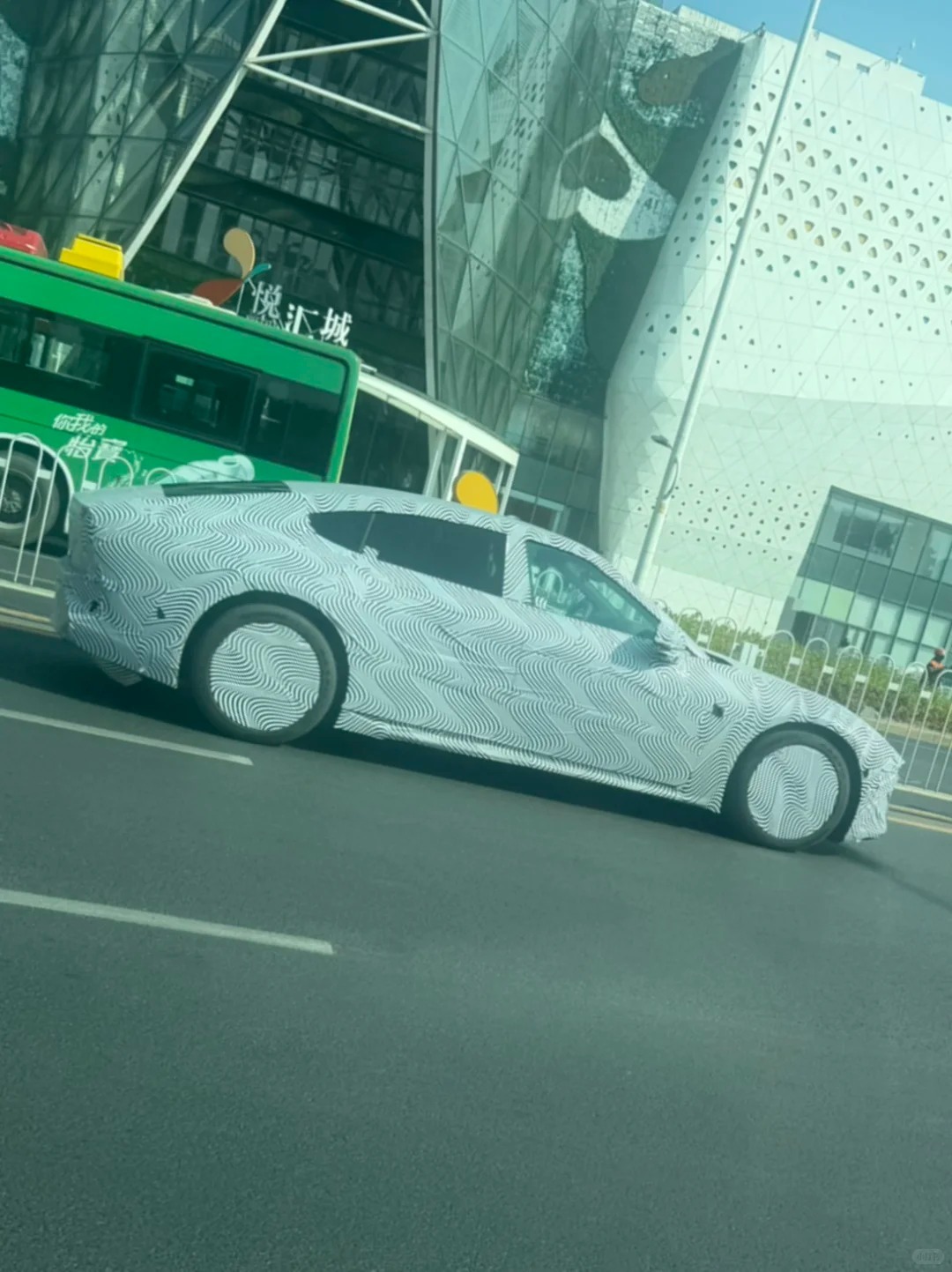 小鹏新P7有一版副驾没有充电口的测试车？啥情况？图源XHS“外国鹏友” 