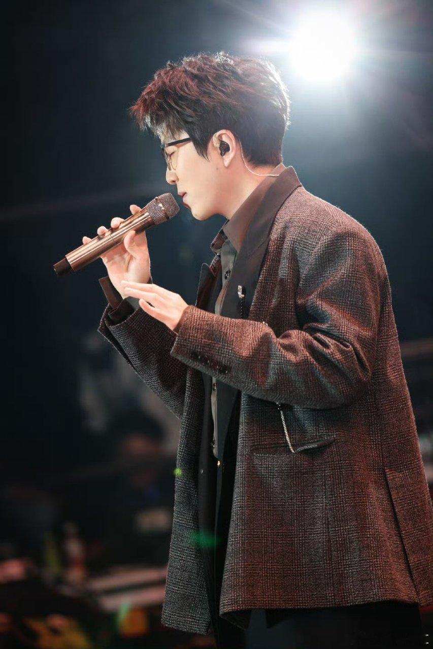 毛不易 我退出歌坛也不敢这样年度最真实反应！毛不易被舞台吓到反复瞳孔地震！ 