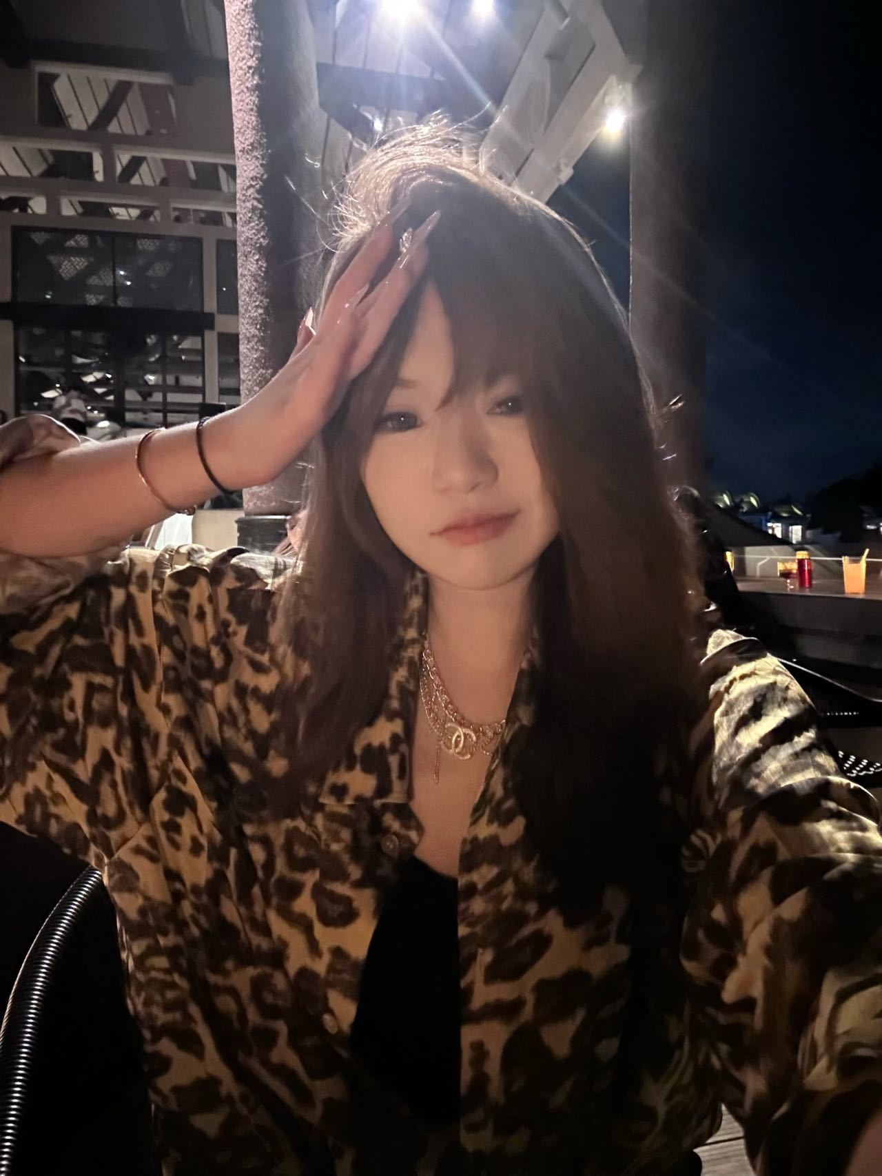 钱多多的打工日记来啦在夜晚的海边 听着微微的浪声举起果汁杯碰个杯🍹橙子味在嘴里