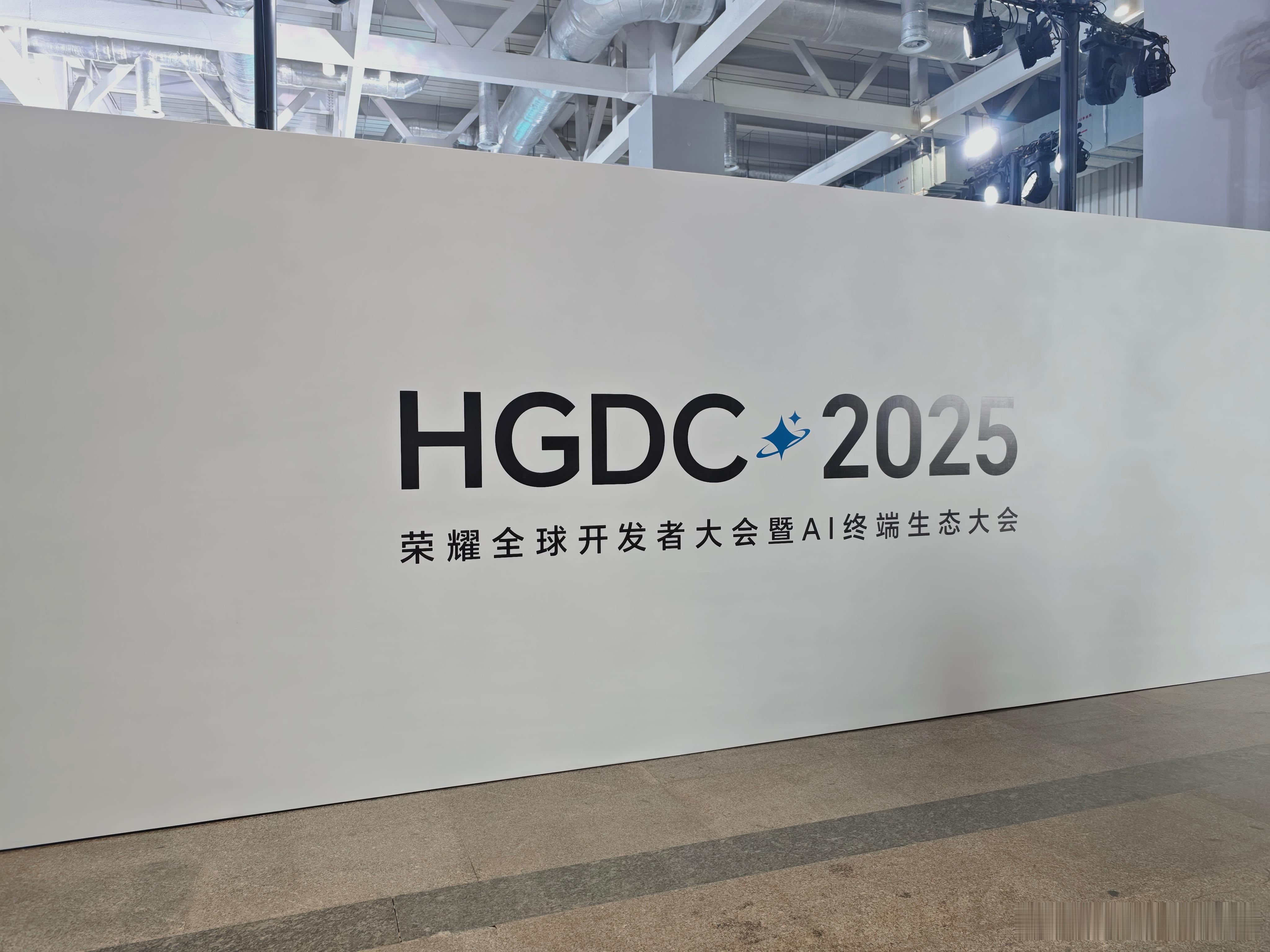 今早来参加荣耀AI终端生态大会，荣耀产品线总裁方飞宣布，荣耀将推出1x3xN战略
