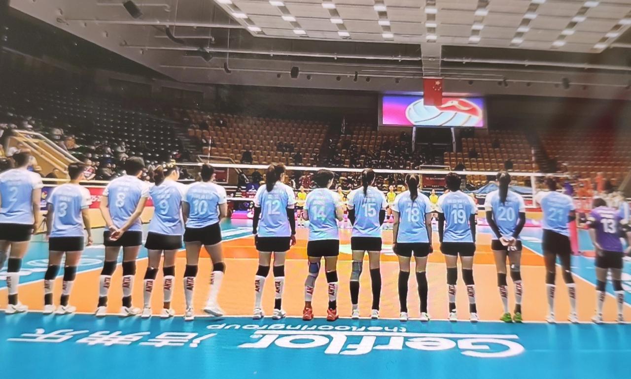 天津女排在高大山东女排面前真的没有什么好办法啊！天津女排身高比山东女排矮了一头！